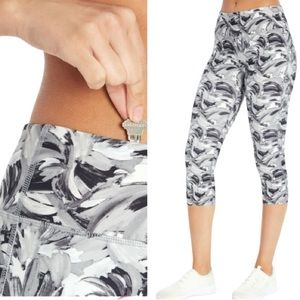 Leggings pants capri fashion sports athletic apparel casual outfit gray white